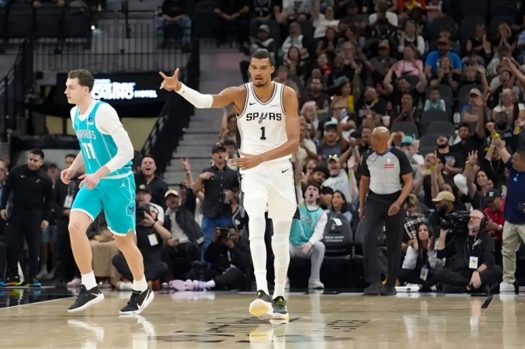 GA黄金甲登录入口-文班亚马捕住黄蜂：遮天蔽日的存在感