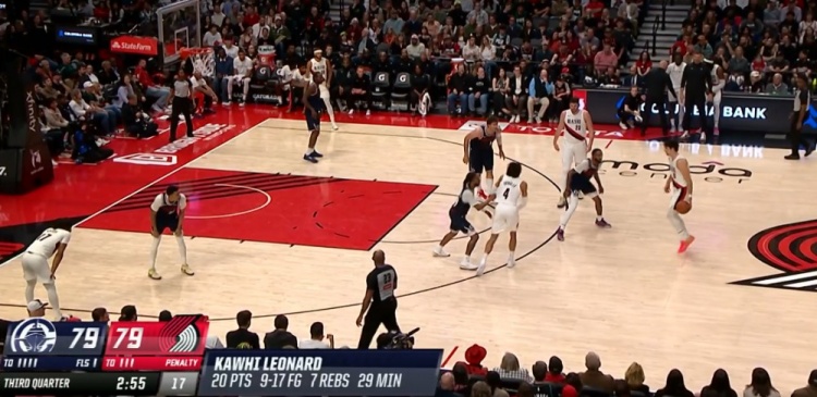 GA黄金甲登录入口-连续57场了！伦纳德自投自抢翻身跳投再次拿到20+